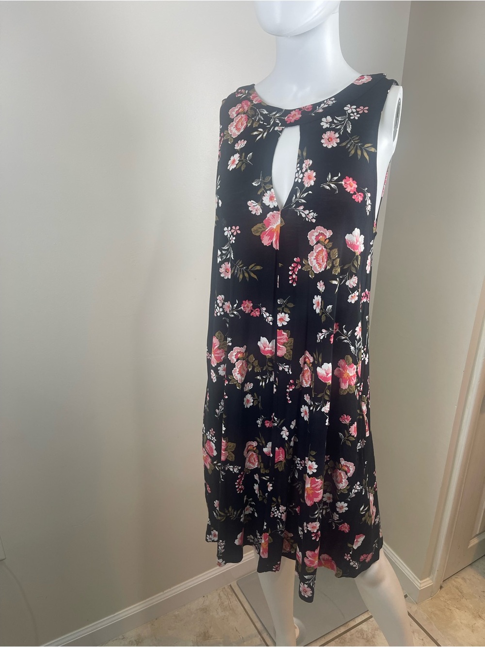 Sleeveless Black Midi Dress with Pink Floral Print and Keyhole